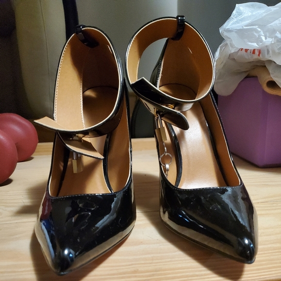 Black Stilettos with lock and key ankle strap - Picture 1 of 4